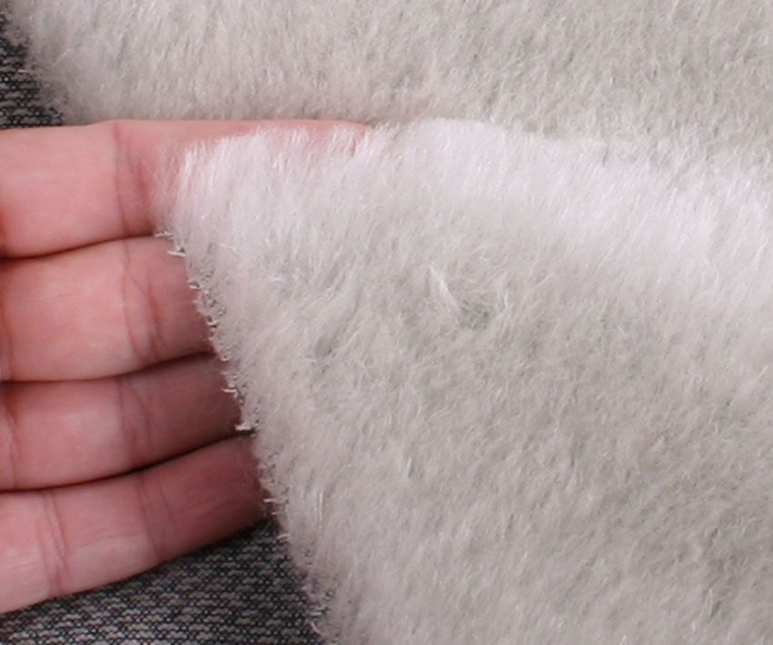 Nieuw! Mohair - middeldicht recht - pool ca 17mm - ijsbeerstof (4200)