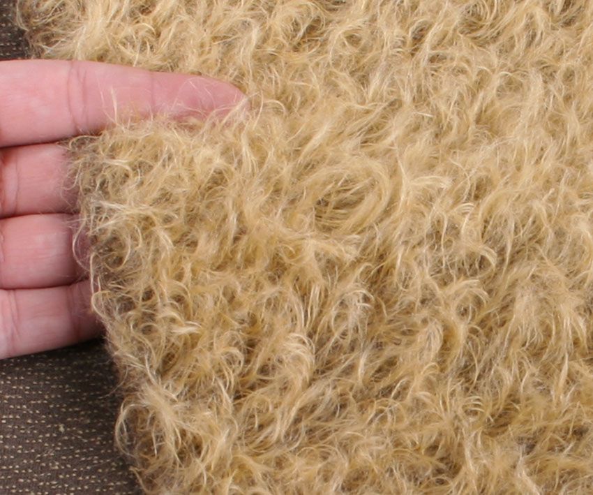 Mohair - middeldicht gekruld - ca 23mm pool - 140cm breed - 776